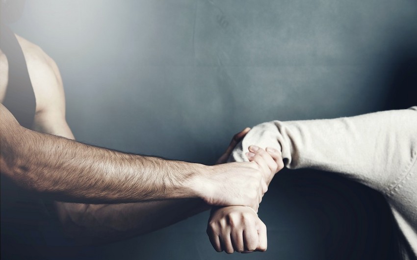 Ötən il məişət zorakılığı törədən 88 qadın, 1298 kişi məsuliyyətə cəlb olunub