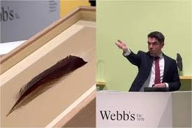 Nəsli kəsilmiş quşun tükü dünyanın ən bahalı lələyi oldu