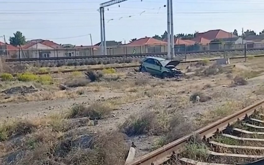Bakıda minik avtomobili dəmir yolu xəttinin üzərinə aşıb