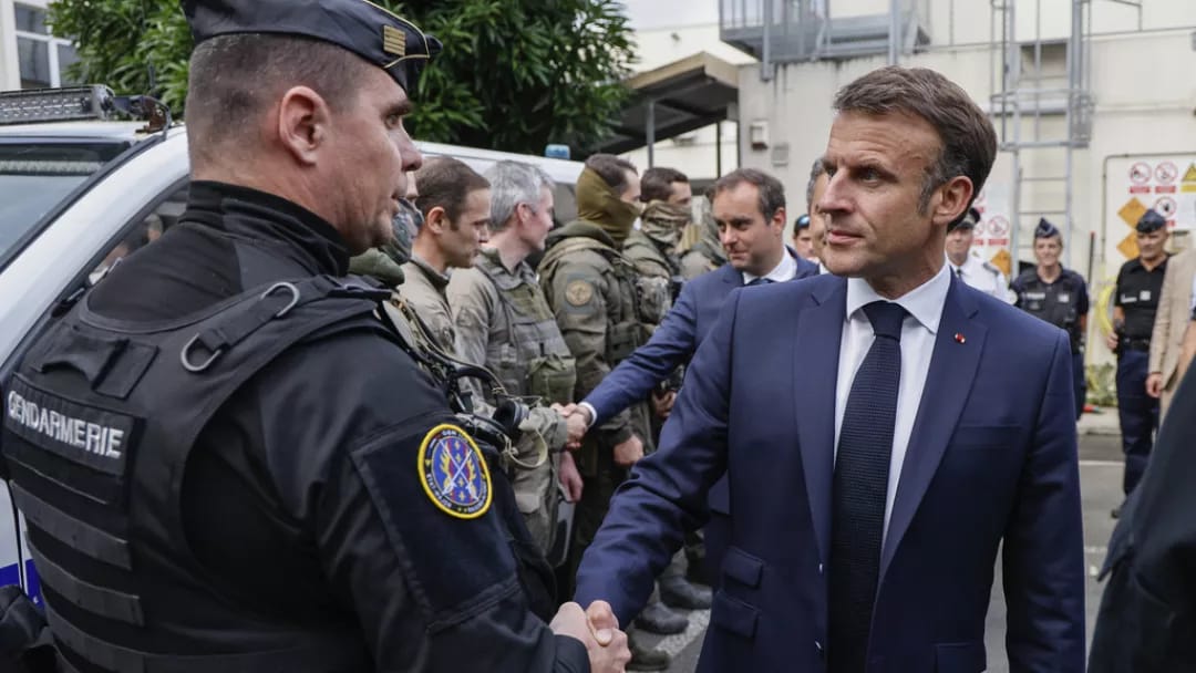 Makron Yeni Kaledoniyada: Fövqəladə vəziyyət bir müddət davam edəcək