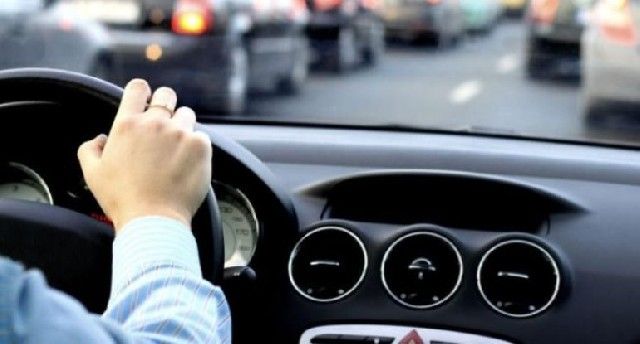 Bakıda yolda özbaşınalıq: Qadın maşının qarşısını kəsib yumruq atdı - VİDEO