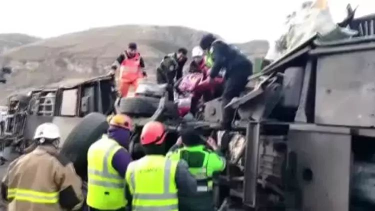 Peruda sərnişin avtobusu ilə qatar toqquşub