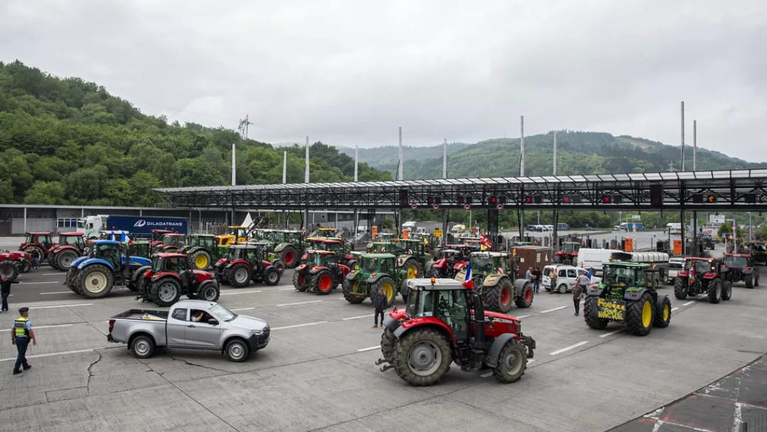 Fransız və ispan fermerlər sərhəddə etiraz aksiyası keçiriblər