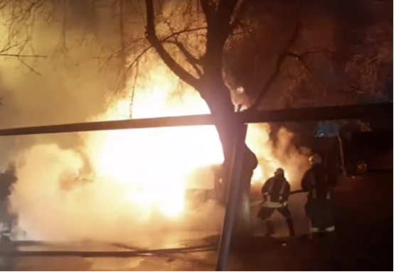 Azərbaycanda oğlan anasının evini, bacısının maşınını yandırdı