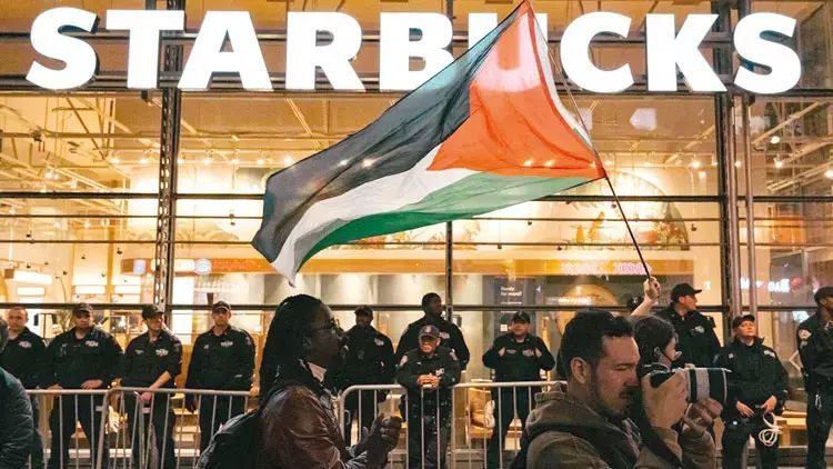 ABŞ-ın Starbucks qəhvə şəbəkəsi ən çətin iqtisadi dövrlərindən birini yaşayır