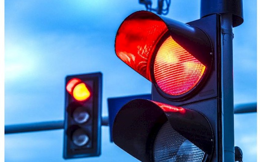 Svetoforun qırmızı işığında keçən və “protiv” sürən sürücülərin cəriməsi artırılır