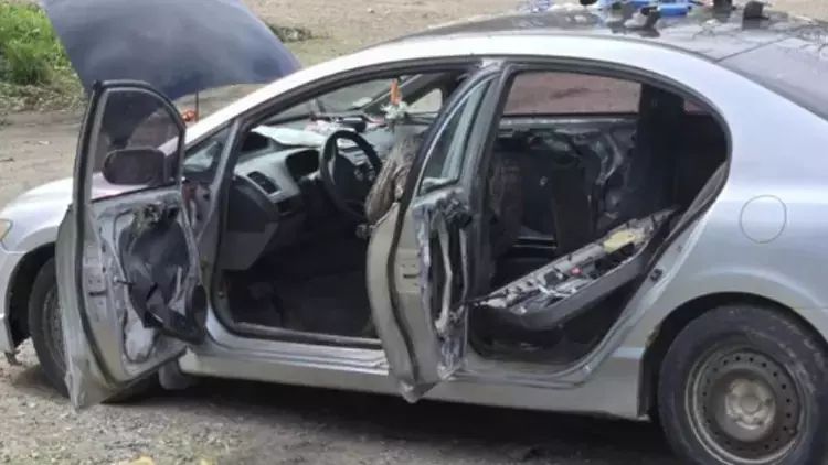 Maşına ayı girərək oturacaqları sındırıb