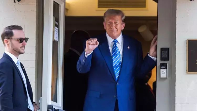 Tramp basqından 3 il sonra konqres binasına baş çəkib