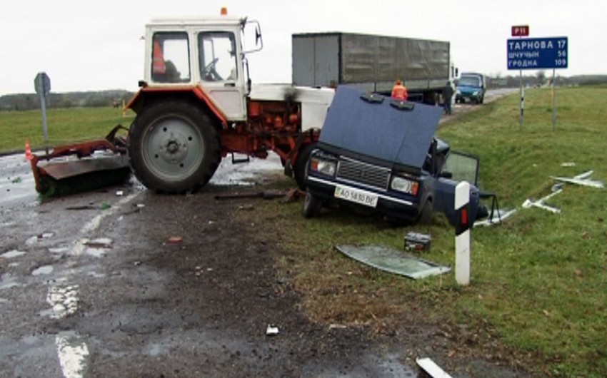 Füzuli-Ağdam yolunda minik avtomobili traktorla toqquşub, ölənlər var