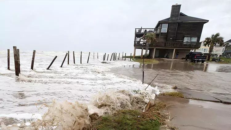 Meksikanı tropik qasırğa vurub
