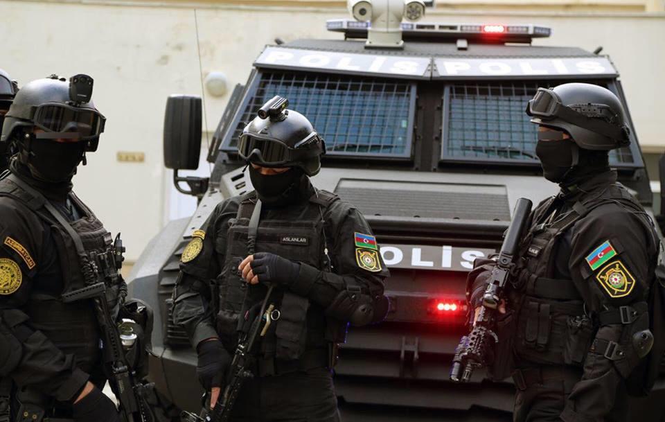 Bakıda keçmiş məhkum polisə silahlı müqavimət göstərib, üç polis, bir mülki vətəndaş ölüb