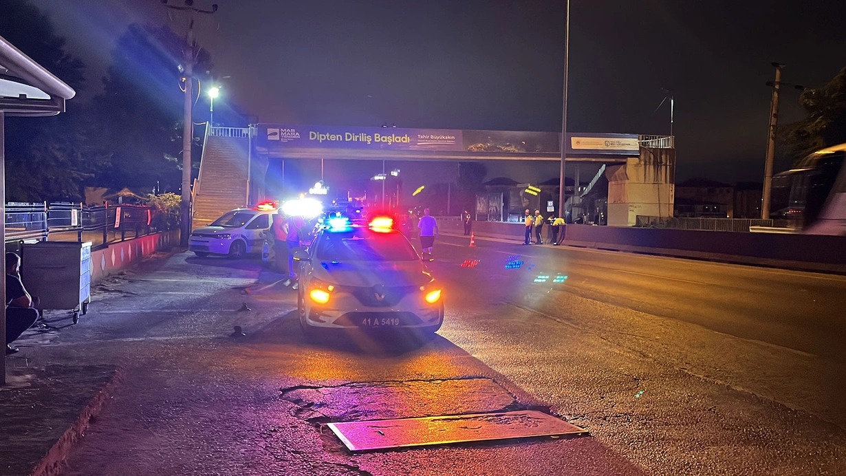 Üst keçiddə müvazinətini itirən uşaq avtomobilin üstündə düşdü