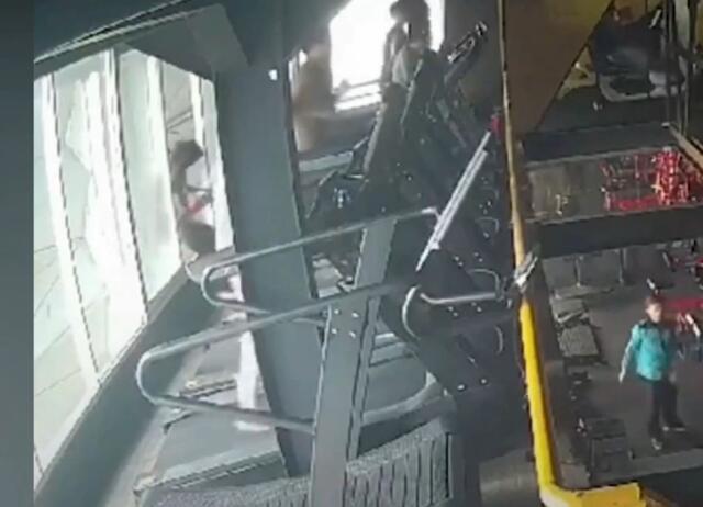 22 yaşlı qız idman zalında faciəvi şəkildə öldü - Anbaan görüntülər