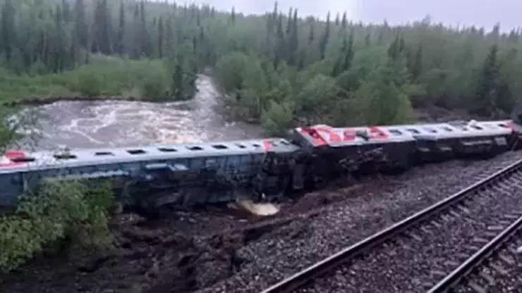 Rusiyada relsdən çıxan sərnişin qatarında 3 nəfər ölüb