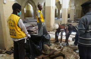 Yük maşını cümə namazı qılan insanların üzərindən keçdi: 14 nəfər ölüb