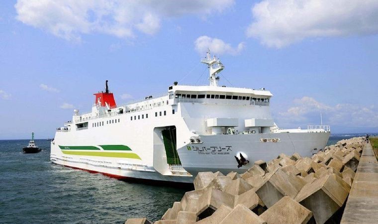 Yaponiyada içərisində 140 nəfərin olduğu bərə sahilə çıxıb