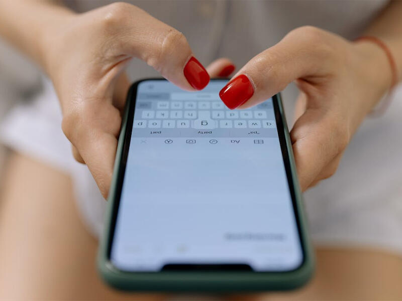 Gənc qız kürəkənini anasına xəyanət edərkən YAXALADI