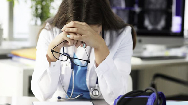 Bakıda qadın həkimi şantaj edib 42 minini alıblar