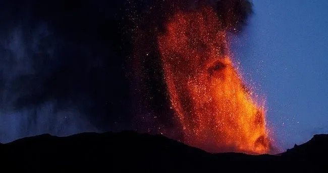 İtaliyadakı Etna dağı lava və kül püskürür