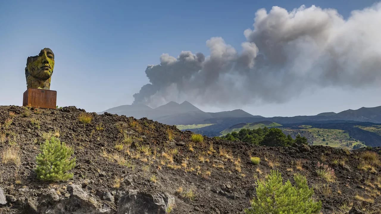 İtaliyadakı Etna dağı püskürməyə davam edir