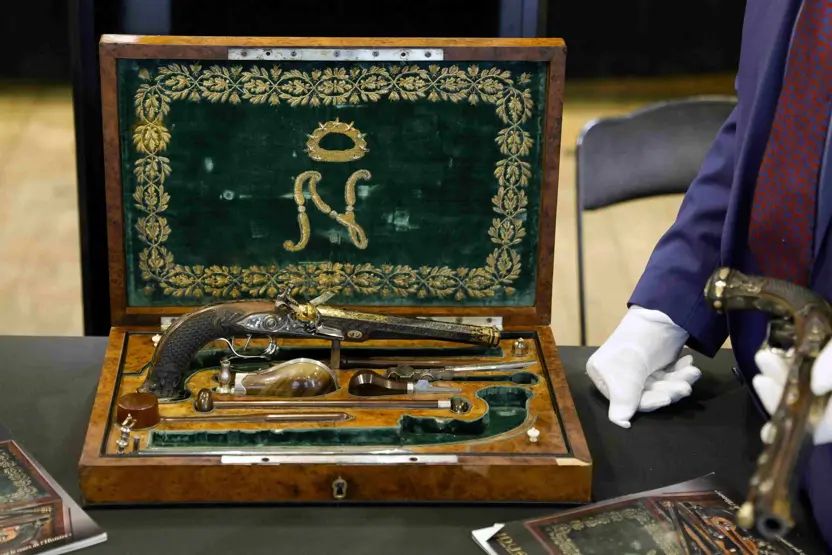 Napoleonun tapançalarından ikisi hərracda 1,69 milyon avroya satılıb