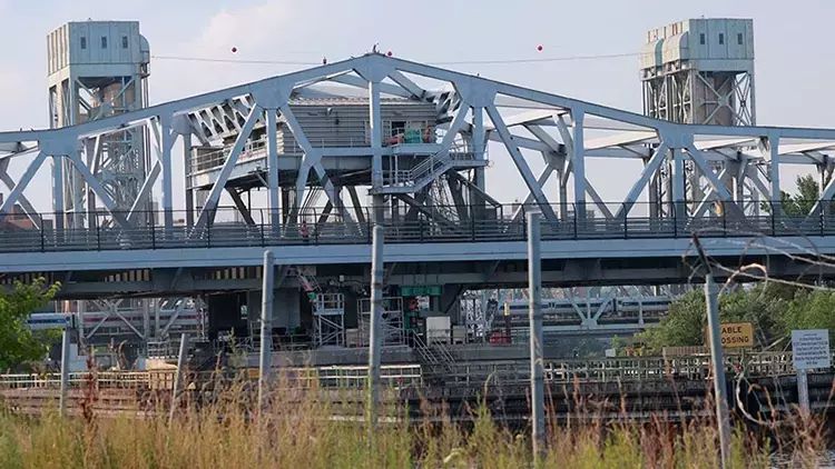 Həddindən artıq istilər Nyu Yorkdakı metal körpünü yararsız hala salıb