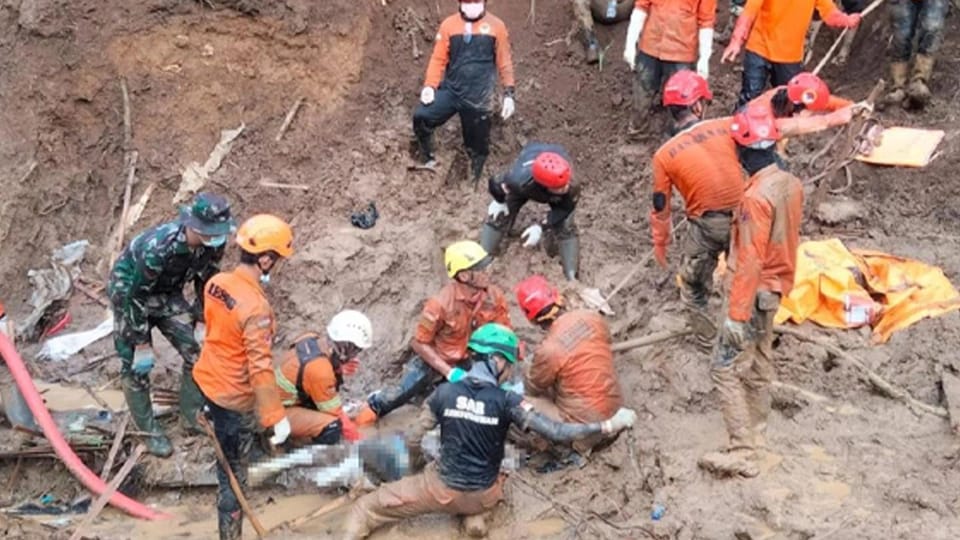 İndoneziyada torpaq sürüşməsi nəticəsində 10 nəfər öldü