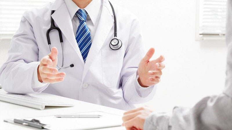 Bakıda xəstə baş həkimin otağına benzin tökərək yandırdı (FOTO/YENİLƏNİB)