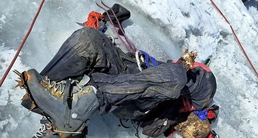 İtkin düşmüş alpinist 22 ildən sonra tapıldı
