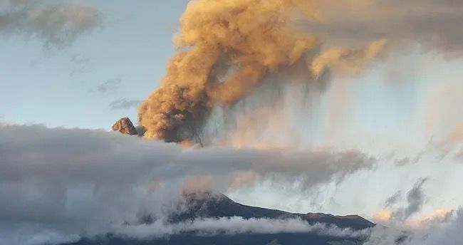 İtaliyada vulkan yenidən kül və lava səpdi