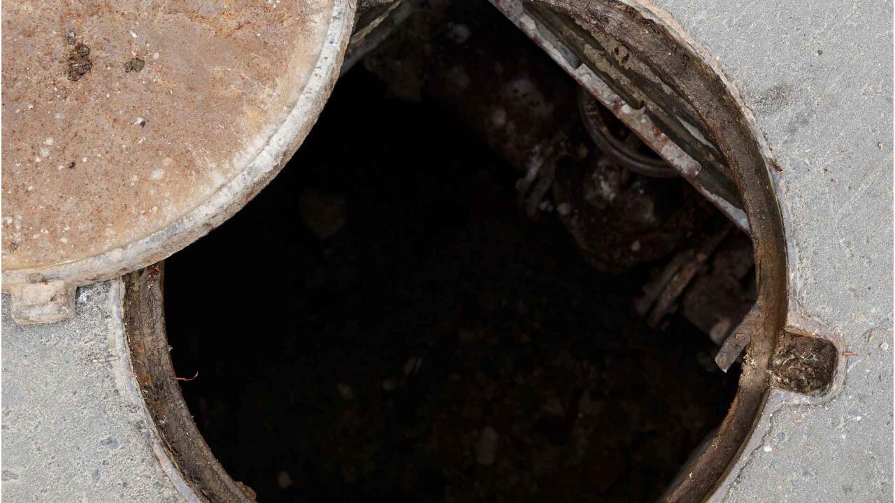 Qadın kanalizasiya quyusuna düşdü - VİDEO