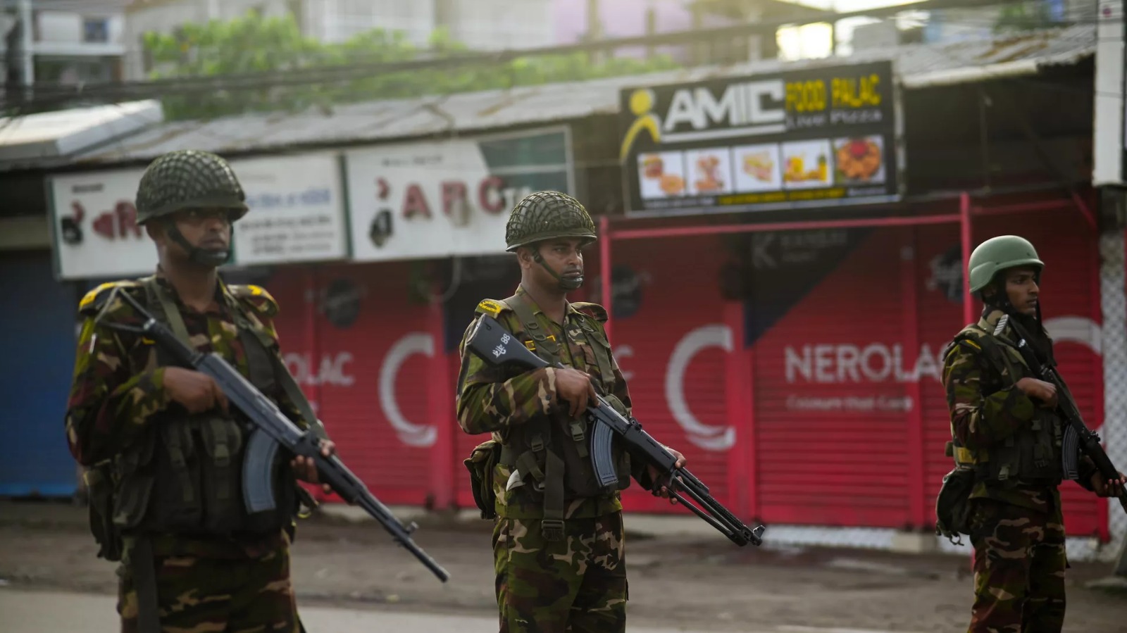 Banqladeşdə zorakılıq davam edir: Komendant saatı uzadıldı