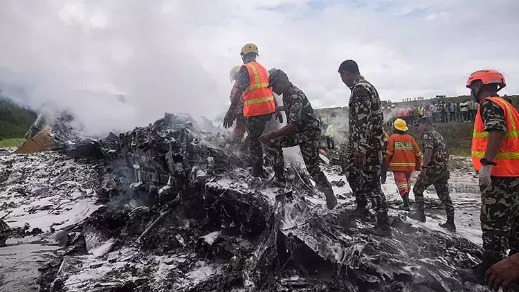 Nepalda uçuş zamanı uçuş-enmə zolağına düşən təyyarədə 18 nəfər ölüb