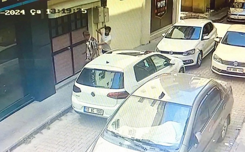 İstanbulda naməlum şəxs insanlara hücum edib, iki nəfər ölüb, yeddisi yaralanıb