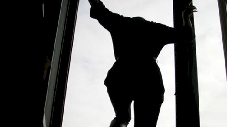 Bakıda gənc qız özünü səkkizinci mərtəbədən atdı