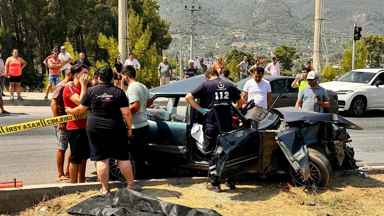 Türkiyədə avtobusla toqquşan avtomobilin sürücüsü öldü