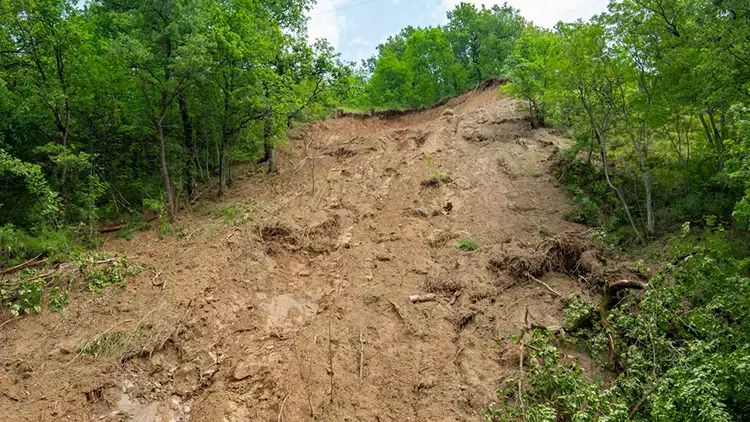 Vyetnamda daşqın və torpaq sürüşməsi nəticəsində 7 nəfər ölüb