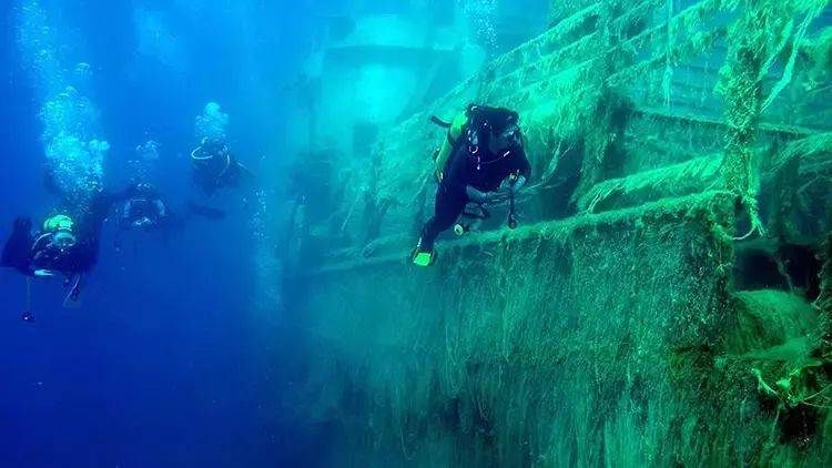 21 nəfərin öldüyü yük gəmisinin qalıqları tapılıb