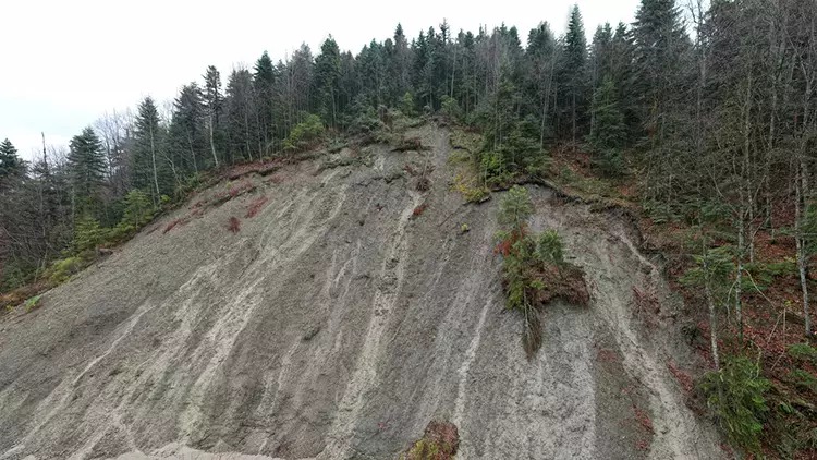 Çində güclü yağışların səbəb olduğu daşqınlar səbəbindən 95 min insan təxliyə edilib