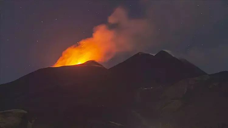 Etna dağı lava püskürməyə başladı