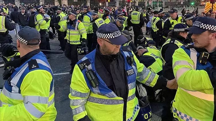 İngiltərədə şiddət hadisələrində 92 nəfər nəzarətə alındı