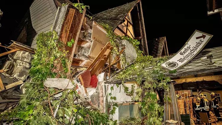 Almaniyada otel çöküb: 1 ÖLÜ, 8 YARALI	