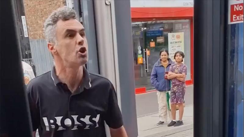 Avtobus sürücüsünə tüpürərək müsəlmanları təhqir etdi