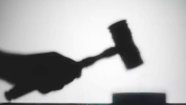 Taylandda özünü kraliça kimi göstərən fəala 2 il həbs cəzası verilib