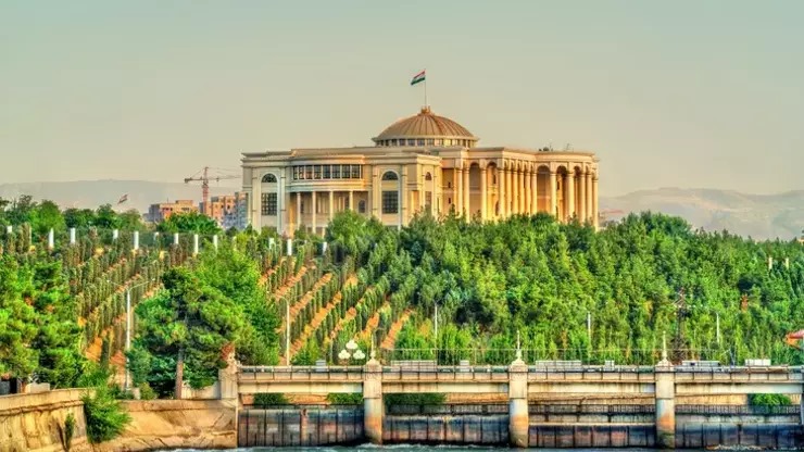 Tacikistanda bütün xarici geyimlər qadağan edildi