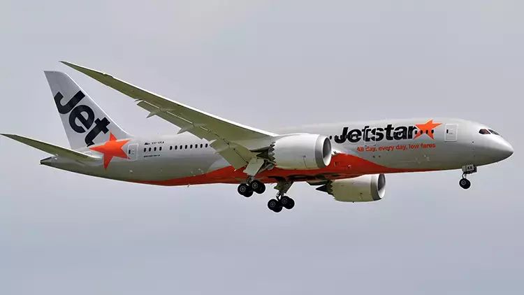 Avstraliyalı sərnişin təcili çıxış qapısını açaraq təyyarədən düşüb