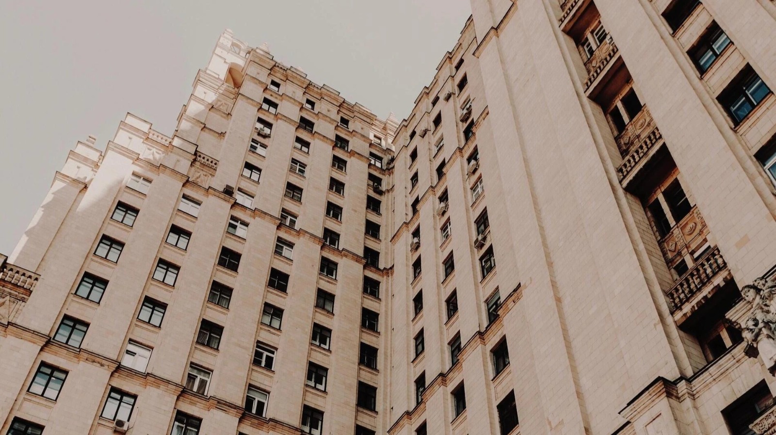 Qızını və həyat yoldaşını balkondan atdı - FOTO