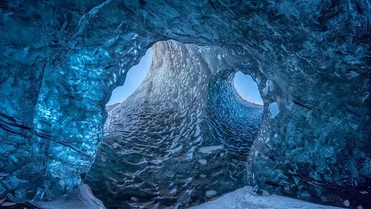 İslandiyada buz mağarası çöküb