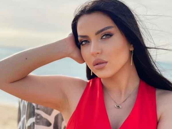 Vəfa ona qucaqlamaq istəyən kişini BELƏ PƏRT ETDİ - VİDEOsu