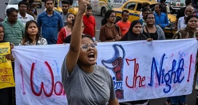 Hindistanda qadın həkimin qətlindən sonra insanlar küçələrə axışıb